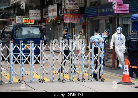 Kontrollpunkt der Hongkonger Polizei während der Sperre der Coronavirus-Pandemie Covid-19 in Yau Ma Tei, Kowloon, Hongkong im Januar 2021 Stockfoto