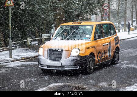 Foto zeigt; großes gelbes Taxi dicker Schneesturm trifft die Hauptstadt 24.1.21 hier in Highgate North London Bild von Gavin Rodgers/ Pixel8000 Stockfoto