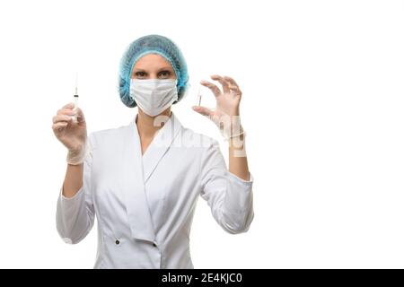 Der Arzt hält eine Spritze in einer Hand in der Andere Ampulle mit einer Arznei schaut in den Rahmen Stockfoto