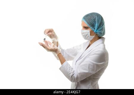 Arzt nimmt Medizin mit Spritze aus Ampulle, isoliert auf weißem Hintergrund Stockfoto