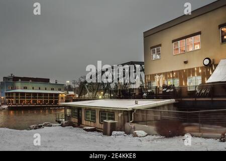 Baldwinsville, New York, USA. Januar 19, 2021. Blick auf das kleine Dorf Baldwinsville, NY entlang des Seneca River vor Sonnenaufgang in einer Winternacht Stockfoto