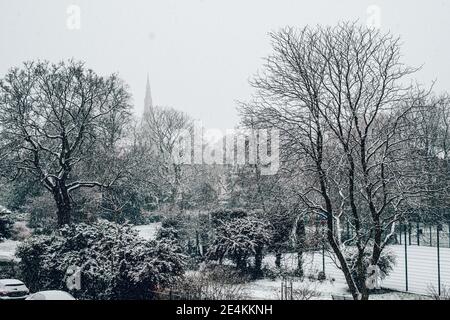 Camberwell, London, Großbritannien. Januar 2021. Schnee fällt über Brunswick Park, Südosten Londons, mit dem Turm von St. Giles' im Hintergrund. Kredit: Tom Leighton/Alamy Live Nachrichten Stockfoto