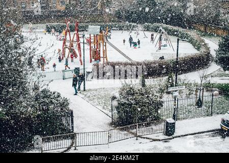 Camberwell, London, Großbritannien. Januar 2021. Kinder genießen den Schnee auf dem Spielplatz des Brunswick Park, Camberwell. Der erste Schnee in London seit Jahren bringt Kinder und Erwachsene in den Genuss einer Ruhepause von der UK Lockdown. Kredit: Tom Leighton/Alamy Live Nachrichten Stockfoto