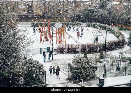 Camberwell, London, Großbritannien. Januar 2021. Kinder genießen den Schnee auf dem Spielplatz des Brunswick Park, Camberwell. Der erste Schnee in London seit Jahren bringt Kinder und Erwachsene in den Genuss einer Ruhepause von der UK Lockdown. Kredit: Tom Leighton/Alamy Live Nachrichten Stockfoto