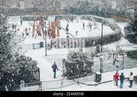 Camberwell, London, Großbritannien. Januar 2021. Kinder genießen den Schnee auf dem Spielplatz des Brunswick Park, Camberwell. Der erste Schnee in London seit Jahren bringt Kinder und Erwachsene in den Genuss einer Ruhepause von der UK Lockdown. Kredit: Tom Leighton/Alamy Live Nachrichten Stockfoto