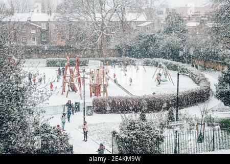 Camberwell, London, Großbritannien. Januar 2021. Kinder genießen den Schnee auf dem Spielplatz des Brunswick Park, Camberwell. Der erste Schnee in London seit Jahren bringt Kinder und Erwachsene in den Genuss einer Ruhepause von der UK Lockdown. Kredit: Tom Leighton/Alamy Live Nachrichten Stockfoto