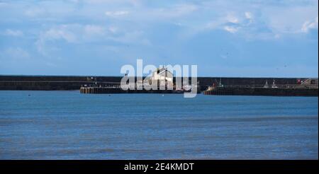 Lyme Regis, Dorset, Großbritannien. Januar 2021. UK Wetter: Ein heller, sonniger und kalter Tag im Badeort Lyme Regis während der dritten nationalen Sperre. Kredit: Celia McMahon/Alamy Live Nachrichten Stockfoto