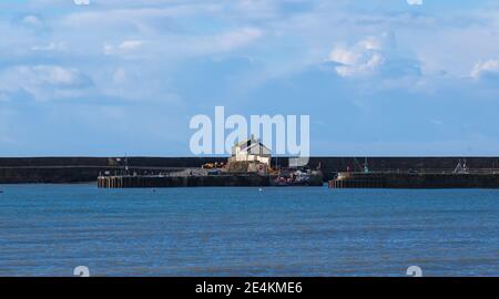 Lyme Regis, Dorset, Großbritannien. Januar 2021. UK Wetter: Ein heller, sonniger und kalter Tag im Badeort Lyme Regis während der dritten nationalen Sperre. Kredit: Celia McMahon/Alamy Live Nachrichten Stockfoto