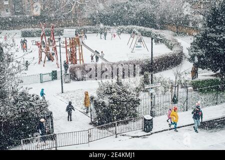 Camberwell, London, Großbritannien. Januar 2021. Kinder genießen den Schnee auf dem Spielplatz des Brunswick Park, Camberwell. Der erste Schnee in London seit Jahren bringt Kinder und Erwachsene in den Genuss einer Ruhepause von der UK Lockdown. Kredit: Tom Leighton/Alamy Live Nachrichten Stockfoto