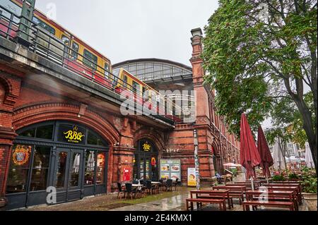 Berlin, Deutschland - 8. Oktober 2019: Verlassenes Restaurant mit verwaisten Tischen in der Berliner Innenstadt. Stockfoto