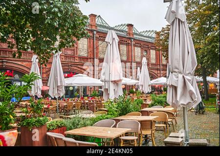 Berlin, Deutschland - 8. Oktober 2019: Verlassenes Restaurant mit verwaisten Tischen in der Berliner Innenstadt. Stockfoto