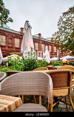 Berlin, Deutschland - 8. Oktober 2019: Verlassenes Restaurant mit verwaisten Tischen in der Berliner Innenstadt. Stockfoto