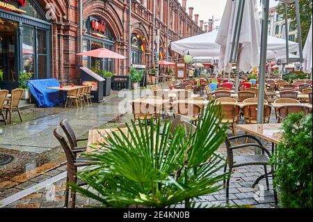 Berlin, Deutschland - 8. Oktober 2019: Verlassenes Restaurant mit verwaisten Tischen in der Berliner Innenstadt. Stockfoto