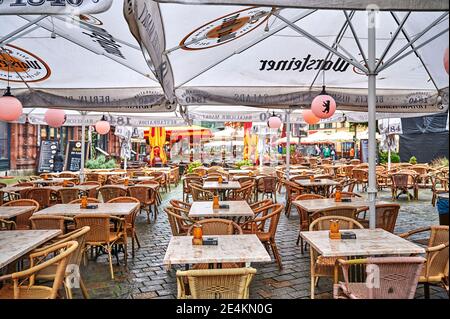 Berlin, Deutschland - 8. Oktober 2019: Verlassenes Restaurant mit verwaisten Tischen in der Berliner Innenstadt. Stockfoto