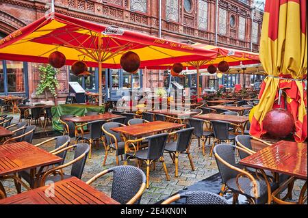 Berlin, Deutschland - 8. Oktober 2019: Verlassenes Restaurant mit verwaisten Tischen in der Berliner Innenstadt. Stockfoto