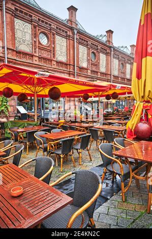 Berlin, Deutschland - 8. Oktober 2019: Verlassenes Restaurant mit verwaisten Tischen in der Berliner Innenstadt. Stockfoto