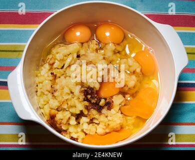 Gehackte Kartoffeln Braten in Olivenöl extra vergine und Eier zu spanischen Omelette zu machen. Stockfoto