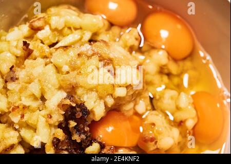 Gehackte Kartoffeln Braten in Olivenöl extra vergine und Eier zu spanischen Omelette zu machen. Stockfoto