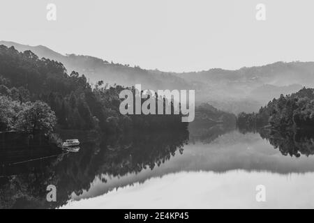 Caldo River liegt in der Nähe eines Ortes namens Geres (Terras de Bouro) im Norden von Portugal, ist ein Ort, der von einem schönen Wald und Kaskaden umgeben Stockfoto