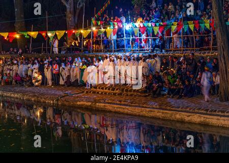 Gondar, Äthiopien - 2018. Januar: Gläubige am Fasilides-Bad warten in Timkat auf den Beginn der Segnungen Stockfoto