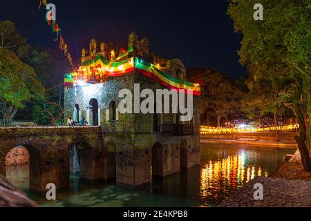 Gondar, Äthiopien - 2018. Januar: Gläubige am Fasilides-Bad warten in Timkat auf den Beginn der Segnungen Stockfoto