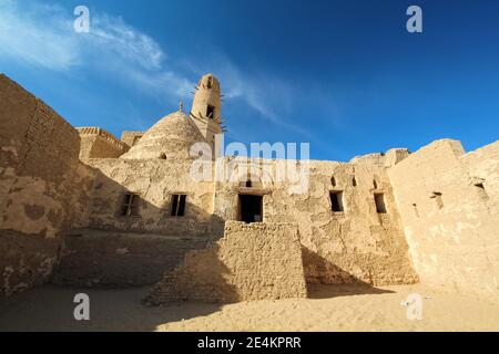 Verlassene alte Dorf el-Qasr in der Oase Dakhla, Ägypten Stockfoto