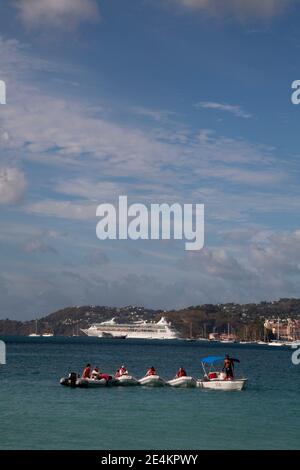 Touristen erhalten Anweisungen in selbstfahren Dingey Tours Grand anse bay grenada windward Inseln West indies Stockfoto