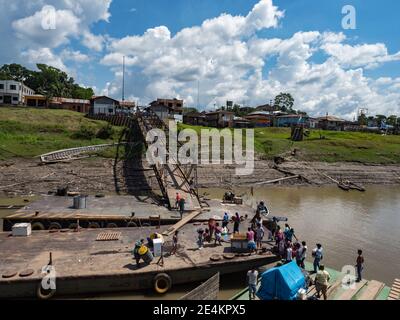 San Pablo de Loreto, Peru - 4. Dezember 2018: Hafen mit Zugbrücke in einem kleinen Dorf am Ufer des Amazonas, Amazonien, Südamerika. Stockfoto