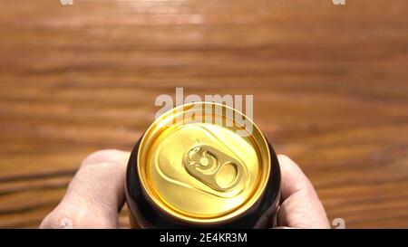 Öffnet eine AluminiumDose in Nahaufnahme selektiver Fokus. Zeitlupe Stockfoto