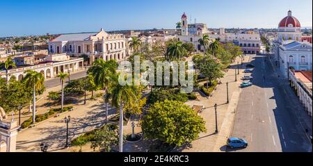 Jose Marti Park mit Rathaus und Kathedrale der Unbefleckten Empfängnis, Cienfuegos - Kuba Stockfoto