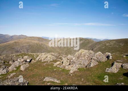 Der Grat, der vom alten Mann von Coniston in Richtung führt Swirl wie von Dow Crag aus gesehen Lake District Coniston Cumbria England Stockfoto