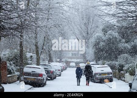 Eine verschneite Straße in Kew, im Südwesten Londons, nachdem Teile Großbritanniens heute Morgen von Schnee und Eis erwacht sind, wobei sogar die Hauptstadt einen Staubstauben von Weiß bekommt. Bilddatum: Sonntag, 24. Januar 2021. Stockfoto