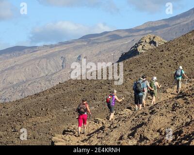 Kap Verde, Wanderung auf der Insel Sao Vicente, Menschen, Gruppe von Wanderern auf trockener Landschaft. Stockfoto