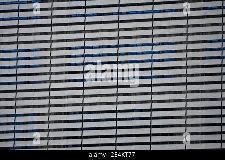 Fassadenansicht eines öffentlichen Gebäudes mit architektonischen Wellpappe Weißmetallplatten in San Diego Kalifornien, USA. Stockfoto