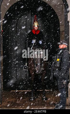 London UK 24 January 2021 schwerer Schnee fiel heute in London, die Wachen bei den Pferdewächtern Parade Undercover halten Paul Quezada-Neiman/Alamy Live News Stockfoto