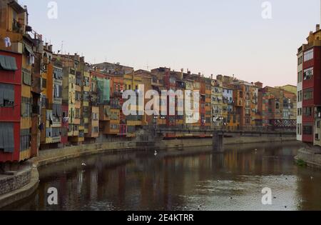 Onyar Fluss und die Fälle de l'Onyar, Girona, Katalonien, Spanien Stockfoto