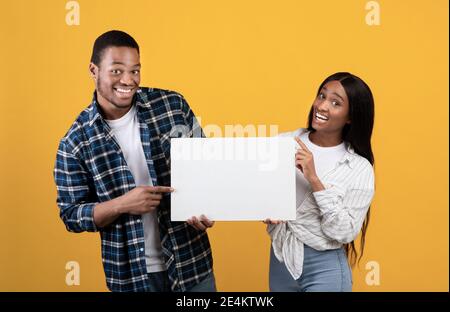 Interessante Veranstaltung, tolles Angebot und Beratung von Paar Stockfoto