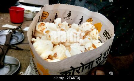 Lucknow, Indien, November 2020: Popcorn in einer Papiertüte zum Verkauf auf dem Straßenmarkt Stockfoto