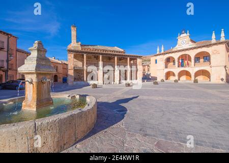 Hauptplatz mit Brunnen, Kirche von San Miguel (Saint Michael), aus dem zwölften Jahrhundert, und Rathaus öffentlichen Gebäude, aus dem sechzehnten Jahrhundert, in alten T Stockfoto