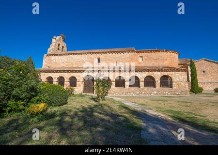 Portikus und Kirche von Nuestra Senora de la Natividad, unserer Lieben Frau von der Geburt, aus dem dreizehnten Jahrhundert, in Santa Maria de Riaza, neben Ayllon Stadt, SE Stockfoto