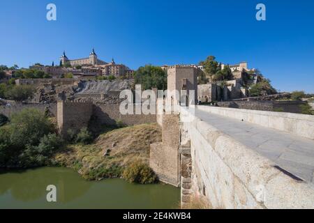 Stadtbild von Toledo Stadt mit Alcazar von Alcantara Brücke, Wahrzeichen und Denkmal aus der alten römischen Zeit, und grünes Wasser des Flusses Tejo, Tajo in Spa Stockfoto