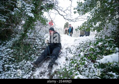 Oxford, Oxfordshire, Großbritannien. Januar 2021. Die Menschen machen das Beste aus dem ersten Schneefall des Winters in Oxford. Alle abgebildeten leben im selben Haushalt wie der Fotograf. Kredit: Andrew Walmsley/Alamy Live Nachrichten Stockfoto