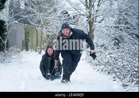 Oxford, Oxfordshire, Großbritannien. Januar 2021. Die Menschen machen das Beste aus dem ersten Schneefall des Winters in Oxford. Alle abgebildeten leben im selben Haushalt wie der Fotograf. Kredit: Andrew Walmsley/Alamy Live Nachrichten Stockfoto