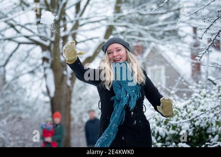 Oxford, Oxfordshire, Großbritannien. Januar 2021. Die Menschen machen das Beste aus dem ersten Schneefall des Winters in Oxford. Alle abgebildeten leben im selben Haushalt wie der Fotograf. Kredit: Andrew Walmsley/Alamy Live Nachrichten Stockfoto