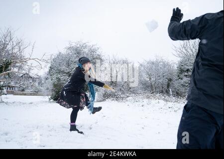 Oxford, Oxfordshire, Großbritannien. Januar 2021. Die Menschen machen das Beste aus dem ersten Schneefall des Winters in Oxford. Alle abgebildeten leben im selben Haushalt wie der Fotograf. Kredit: Andrew Walmsley/Alamy Live Nachrichten Stockfoto