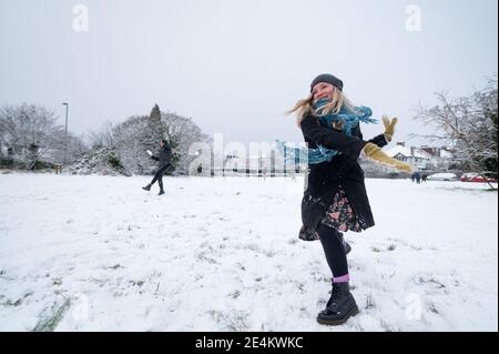 Oxford, Oxfordshire, Großbritannien. Januar 2021. Die Menschen machen das Beste aus dem ersten Schneefall des Winters in Oxford. Alle abgebildeten leben im selben Haushalt wie der Fotograf. Kredit: Andrew Walmsley/Alamy Live Nachrichten Stockfoto