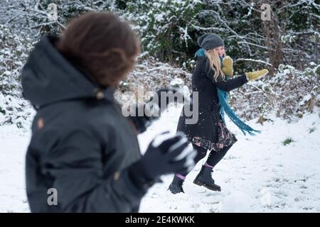 Oxford, Oxfordshire, Großbritannien. Januar 2021. Die Menschen machen das Beste aus dem ersten Schneefall des Winters in Oxford. Alle abgebildeten leben im selben Haushalt wie der Fotograf. Kredit: Andrew Walmsley/Alamy Live Nachrichten Stockfoto