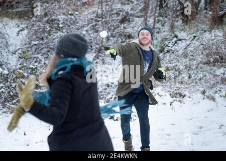 Oxford, Oxfordshire, Großbritannien. Januar 2021. Die Menschen machen das Beste aus dem ersten Schneefall des Winters in Oxford. Alle abgebildeten leben im selben Haushalt wie der Fotograf. Kredit: Andrew Walmsley/Alamy Live Nachrichten Stockfoto