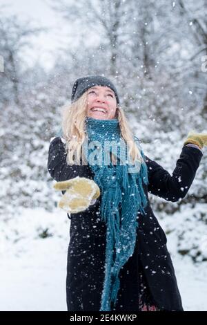 Oxford, Oxfordshire, Großbritannien. Januar 2021. Die Menschen machen das Beste aus dem ersten Schneefall des Winters in Oxford. Alle abgebildeten leben im selben Haushalt wie der Fotograf. Kredit: Andrew Walmsley/Alamy Live Nachrichten Stockfoto