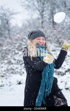 Oxford, Oxfordshire, Großbritannien. Januar 2021. Die Menschen machen das Beste aus dem ersten Schneefall des Winters in Oxford. Alle abgebildeten leben im selben Haushalt wie der Fotograf. Kredit: Andrew Walmsley/Alamy Live Nachrichten Stockfoto